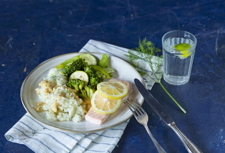 Lachs mit Honig-Senf-Soße und Jasminreis