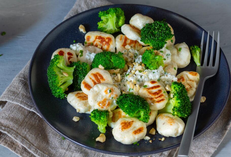 Proteingnocchi aus Hüttenkäse mit Brokkoli