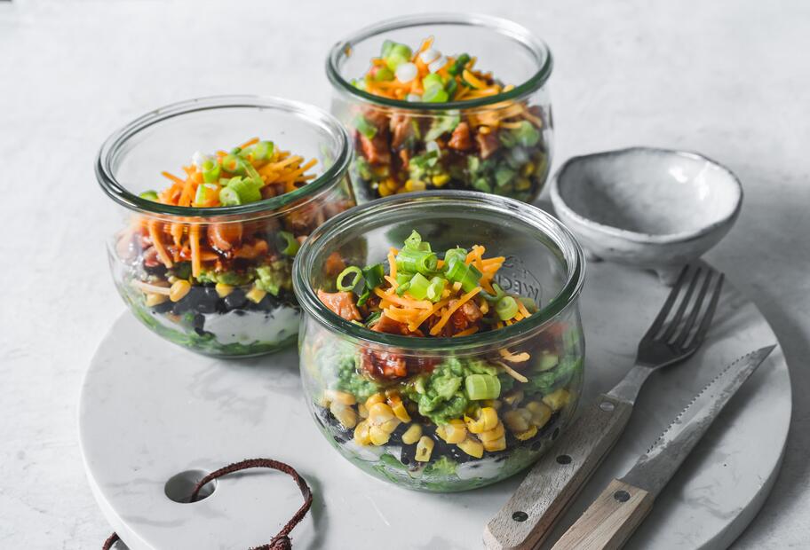 Texmex-Schichtsalat mit Hähnchen