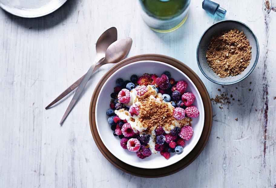 Gefrorene Beeren mit weißer Schokoladensoße und Spekulatius