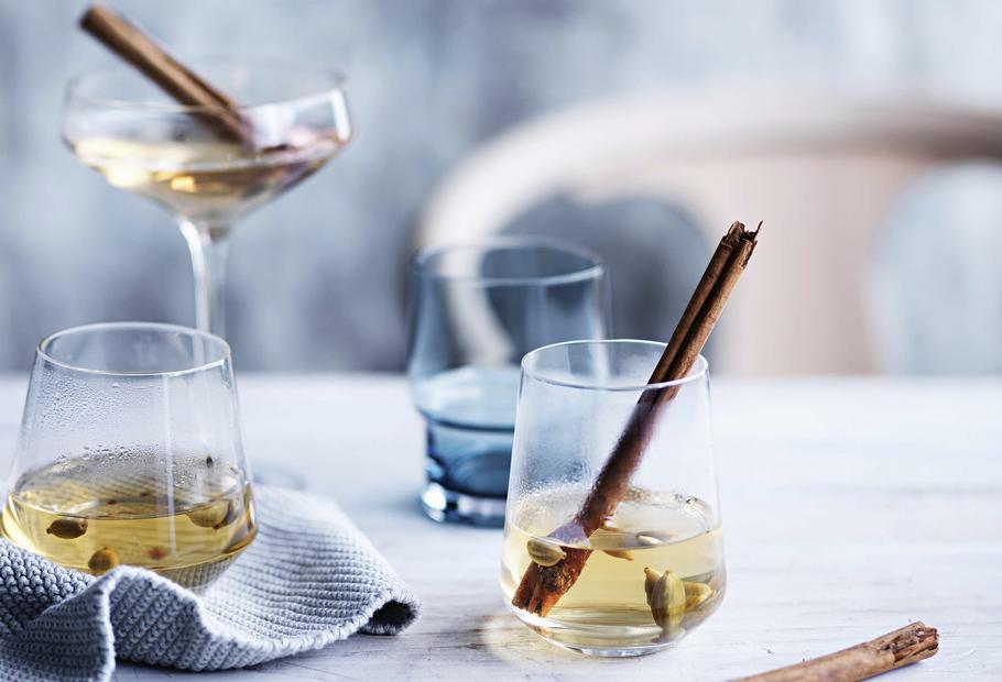 Glogg-Glühwein mit Holunderblütensirup und Weißwein