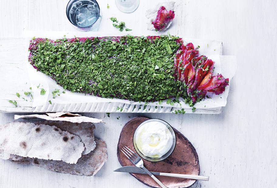 Graved Lachs mit Roter Bete und Bier-Crisps
