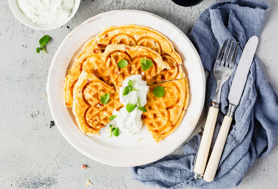 Low-Carb-Käsewaffeln mit Jalapeñocreme