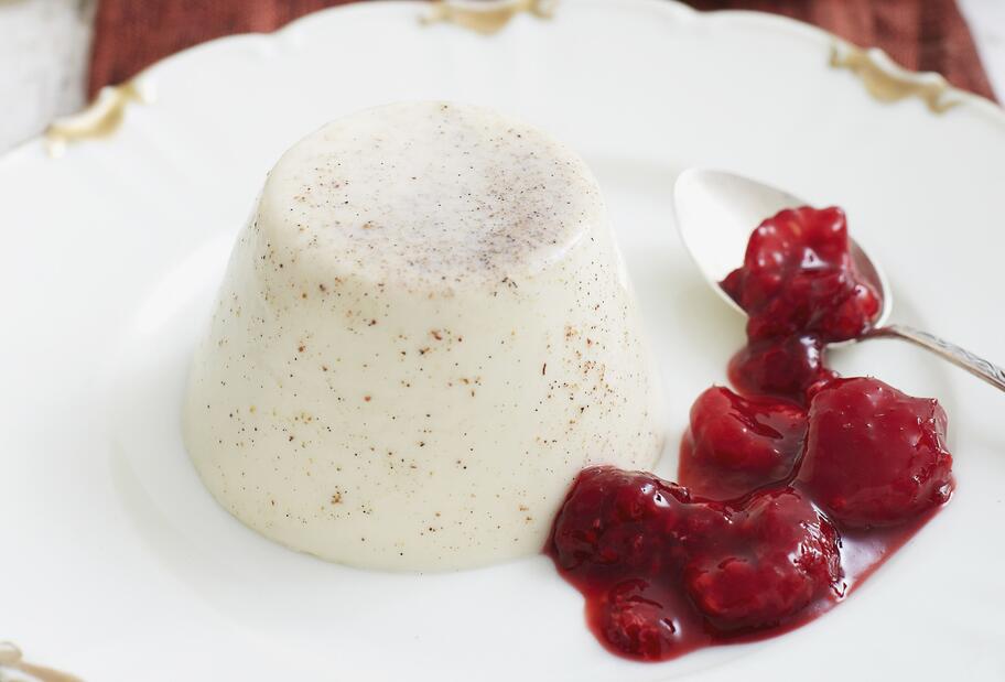 Lebkuchen-Pannacotta mit heißen Himbeeren