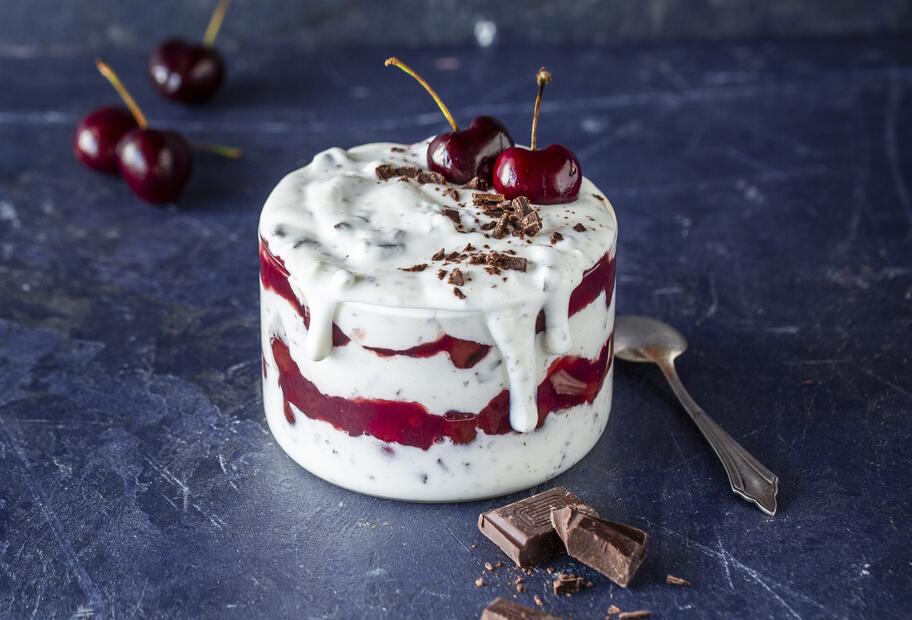 Schwarzwälder-Kirsch-Dessert im Glas