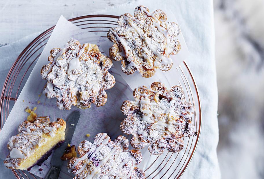 Mandeltarta mit Beerenkonfitüre