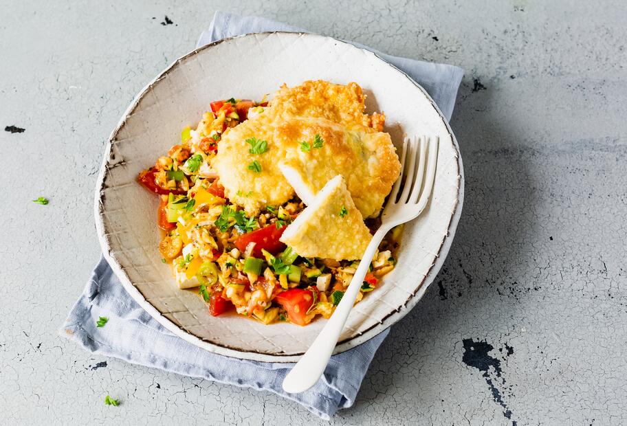 Mini-Hähnchenschnitzel im Parmesanmantel mit Blitzsalat