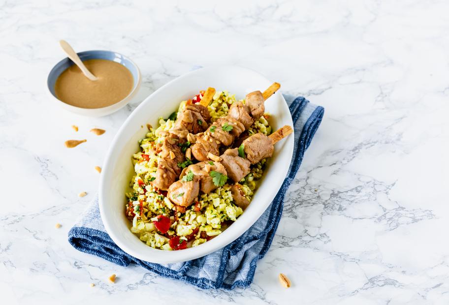 Saté-Spieße mit Blumenkohl-Curry-Salat
