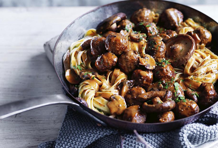 Tagliatelle mit Ragout aus Wildhackfleischbällchen und Waldpilzen