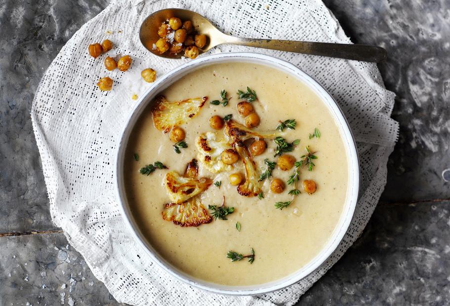 Blumenkohl-Cremesuppe mit gerösteten Kichererbsen
