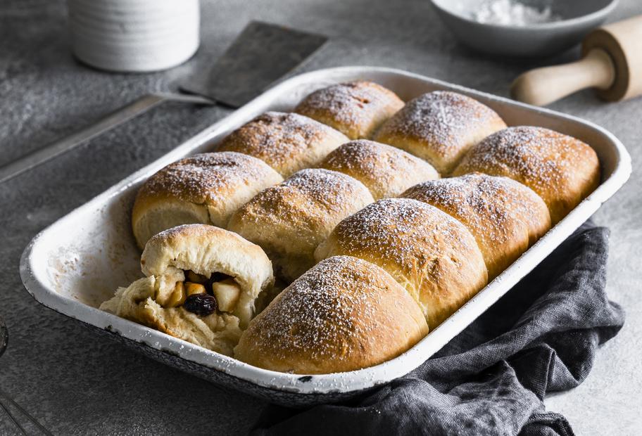 Buchteln mit Apfel-Zimt-Rosinen-Füllung