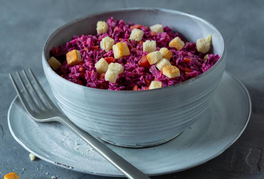 Coleslaw aus Rotkohl mit Croûtons