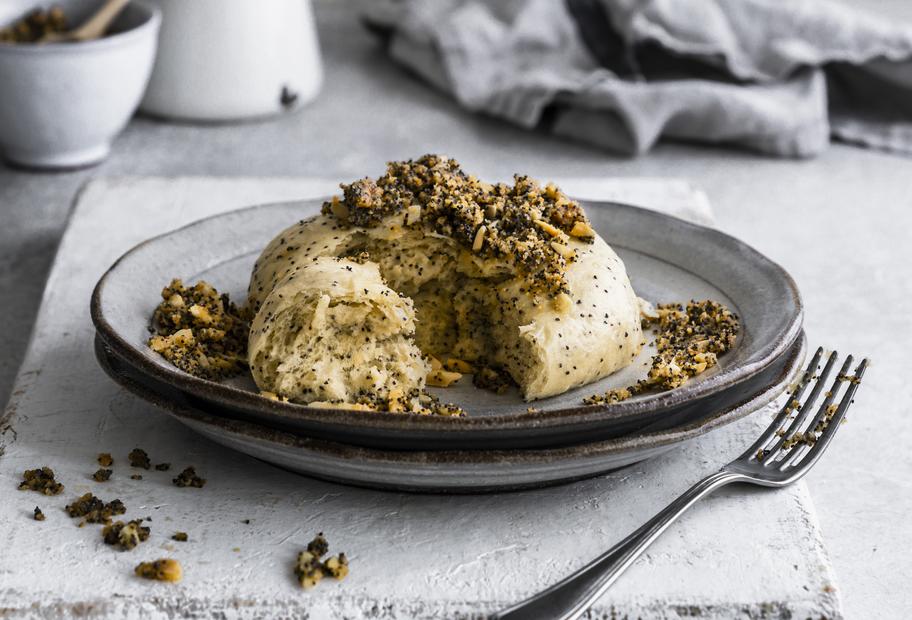 Mohn-Germknödel mit Marzipancreme