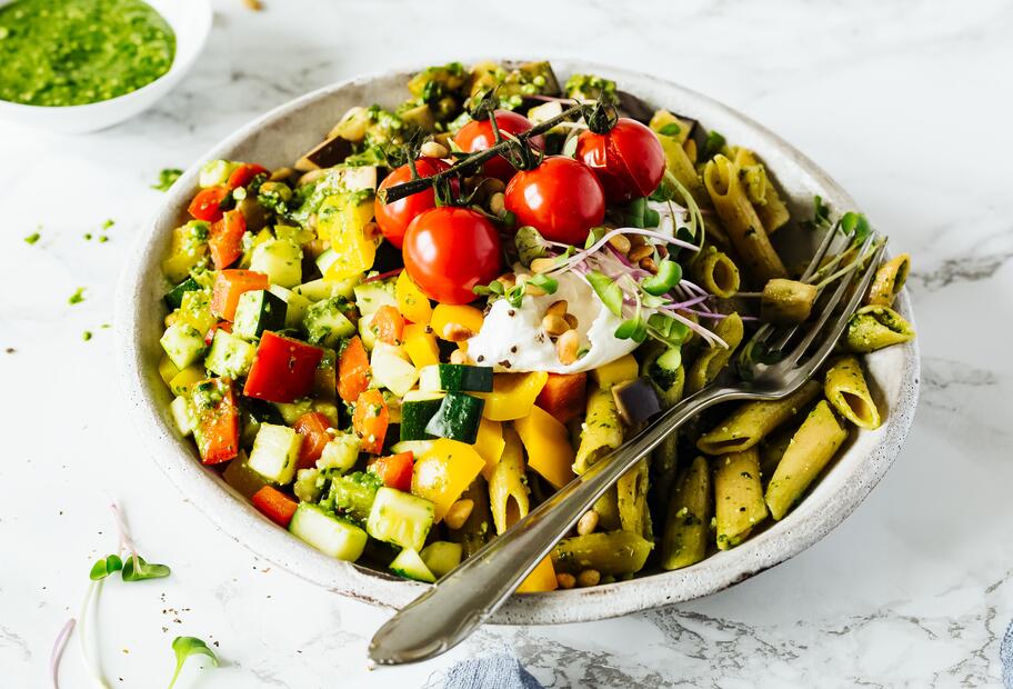 Pasta-Bowl mit Burrata und Pesto