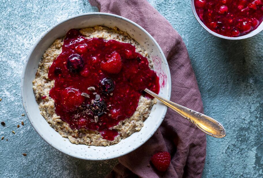 Low-Carb-Porridge mit Waldbeergrütze
