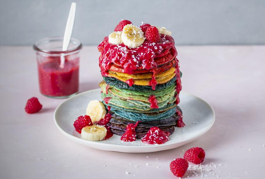 Bunte Rainbow-Pancakes für die Kids