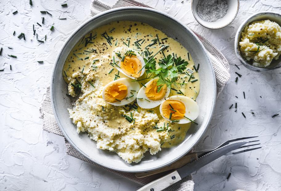 Senfeier mit Blumenkohlstampf