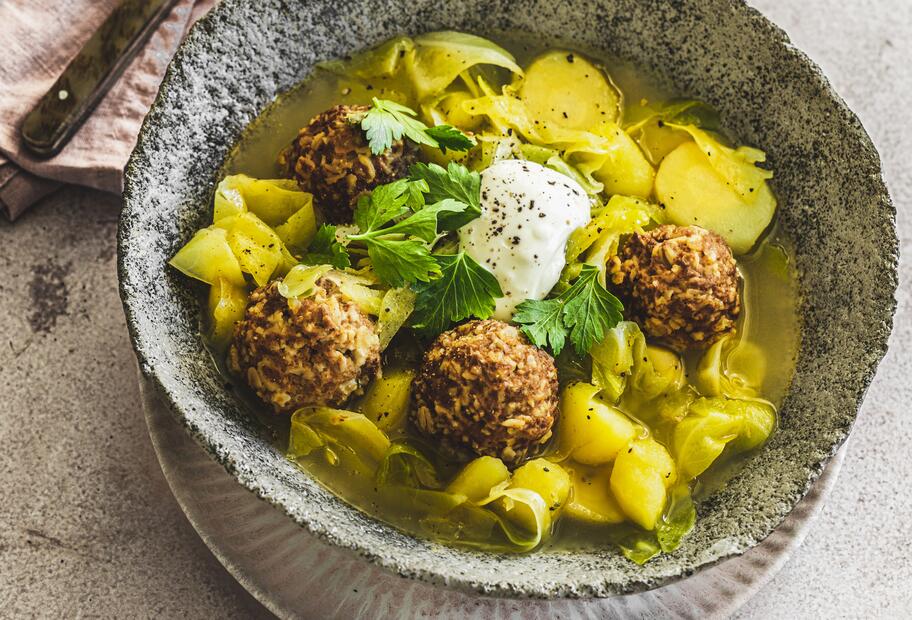 Spitzkohleintopf mit Veggie-Hackbällchen