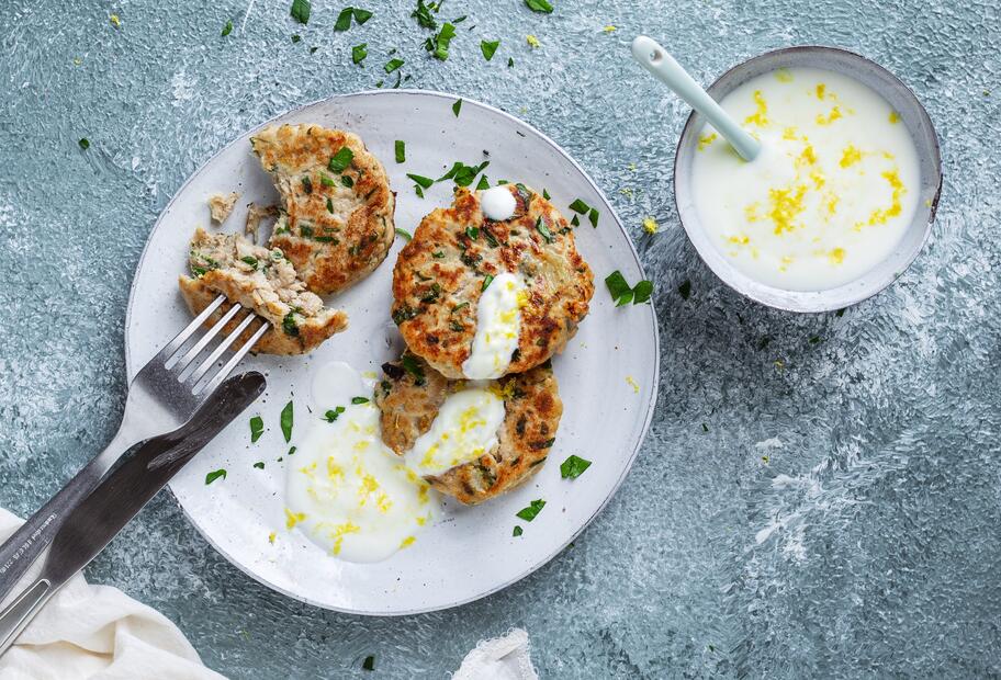 Low-Carb-Thunfischfrikadellen mit Joghurtdip