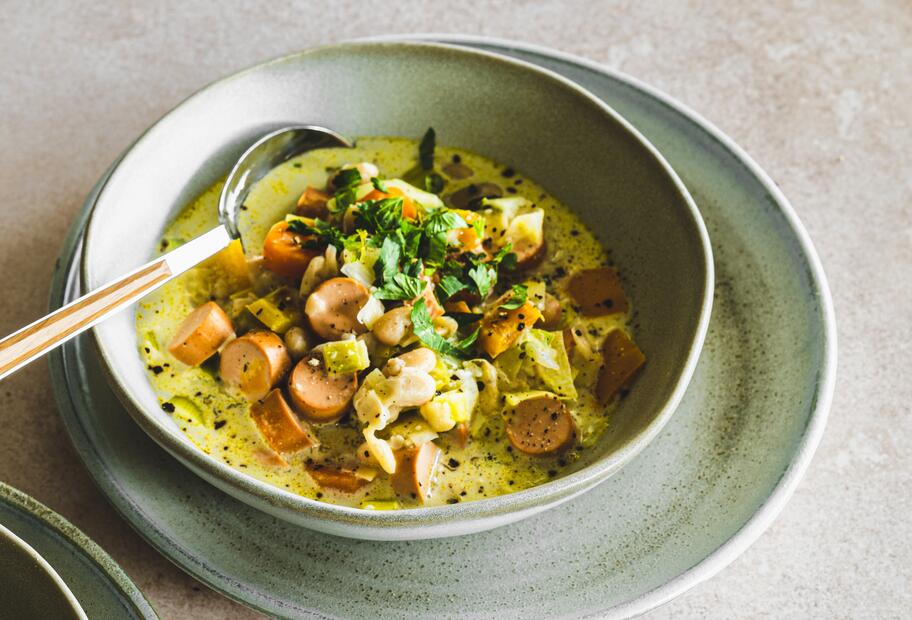 Weiße Bohnensuppe mit Veggie-Würstchen
