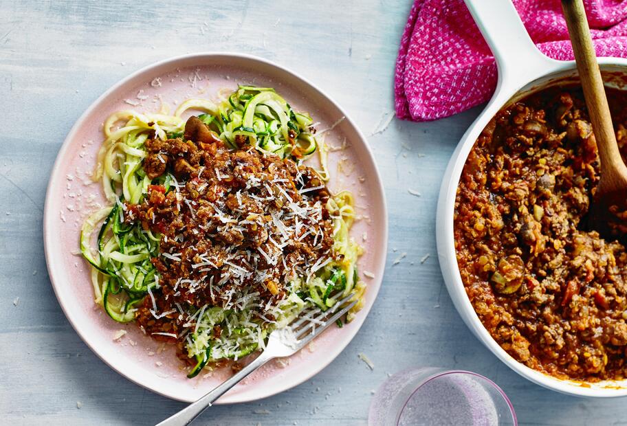 Low-Carb-Zoodles mit Linsen-Bolognese