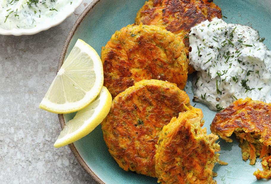 Karotten-Feta-Bratlinge mit Gurkendip