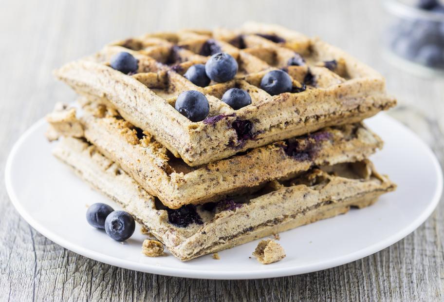 Kokos-Mandel-Waffeln mit Blaubeeren