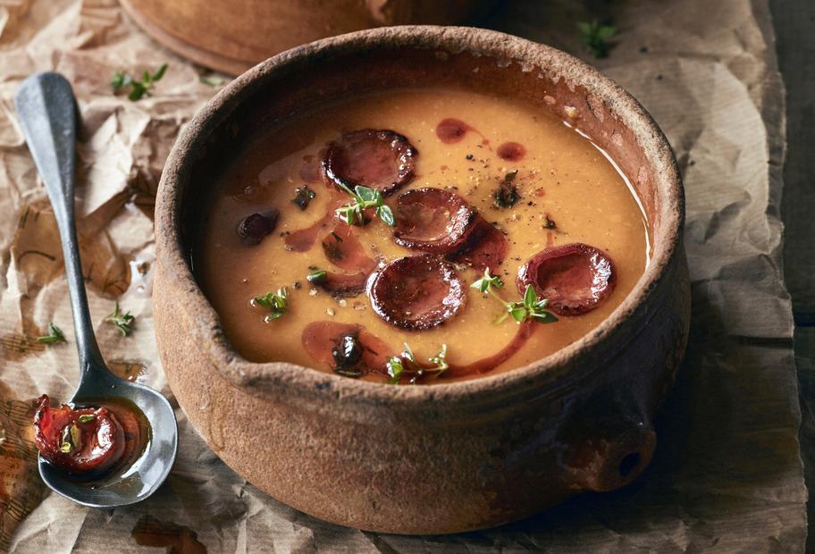 Kürbissuppe mit knuspriger Chorizo