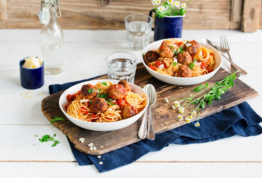 Spaghetti mit Tomatensoße und Hackbällchen für die ganze Familie