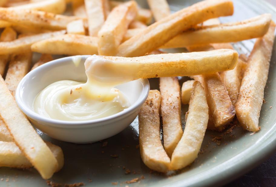 Perfekt frittierte Pommes frites mit Mayonnaise