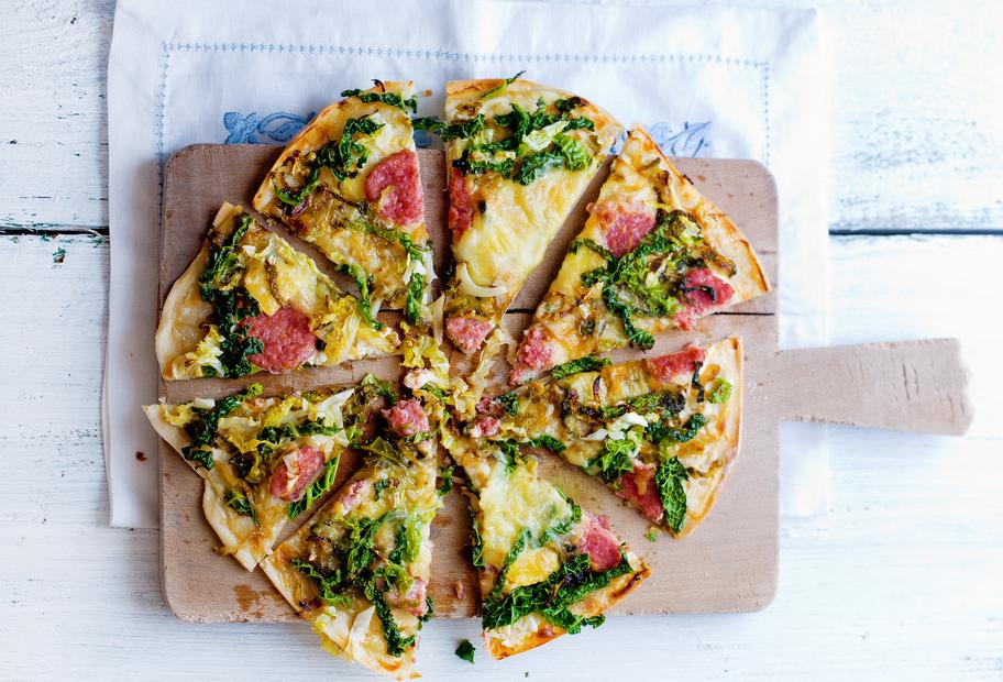 Rustikaler Flammkuchen mit Mettwurst