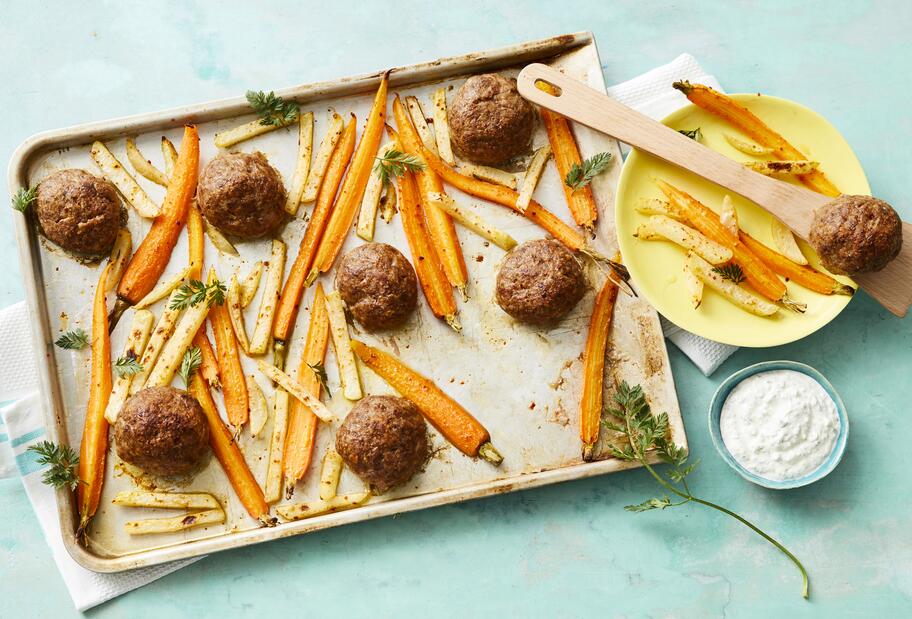 Gemüse und Frikadellen vom Blech