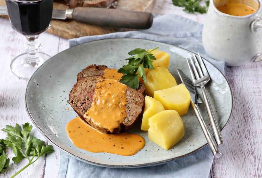 Hackbraten mit Kartoffeln und roter Soße