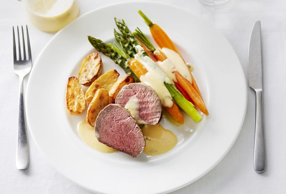 Kalbsmedaillons mit Sauce béarnaise und Karotten