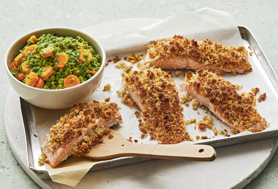 Zarter Lachs mit Bröselkruste und Erbsen-Karotten-Gemüse für den Thermomix®