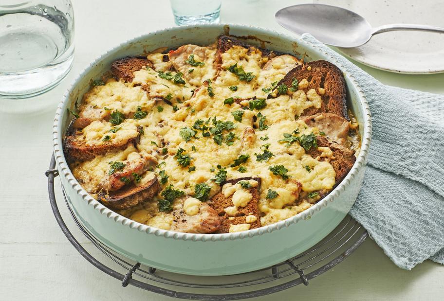 Pikanter Brot-Schnitzel-Auflauf