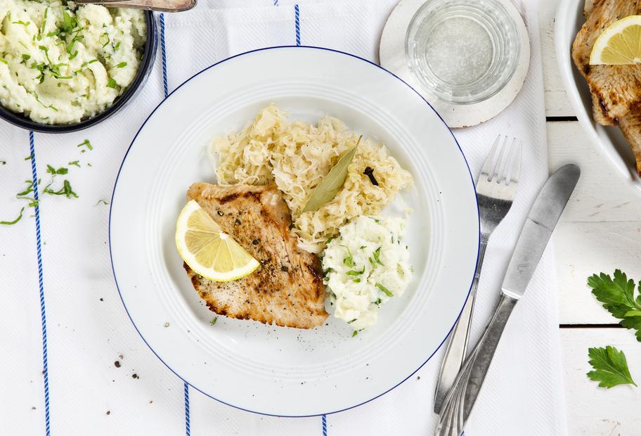 Putenschnitzel mit Sauerkraut und Blumenkohlstampf
