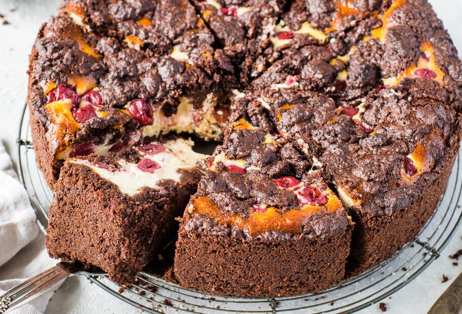 Russischer Zupfkuchen mit Kirschen