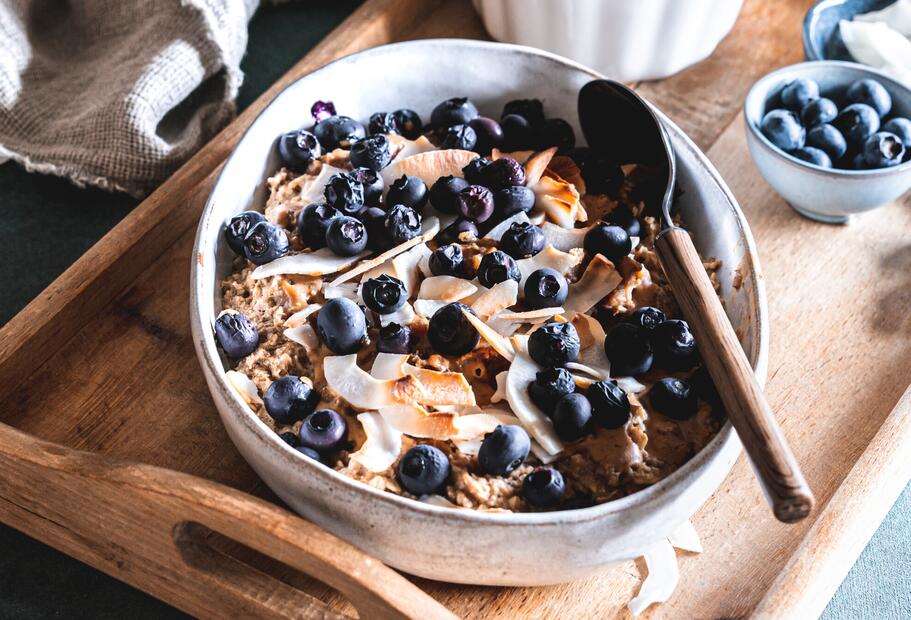 Gebackenes Porridge mit Blaubeeren