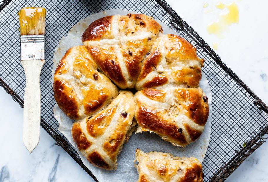 Die fluffigsten Heißwecken aus Briocheteig