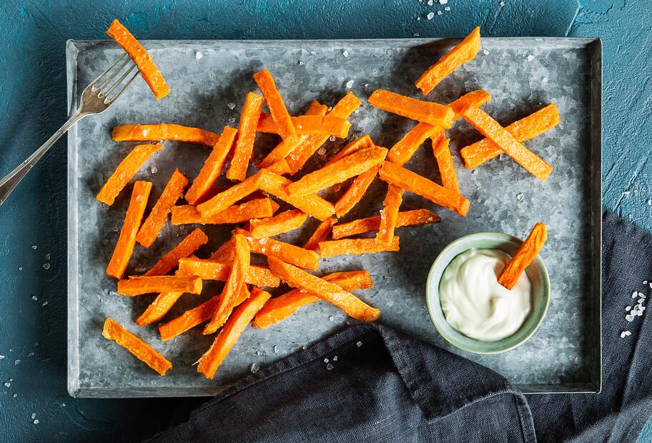 Knusprige Süßkartoffel-Pommes mit Aioli