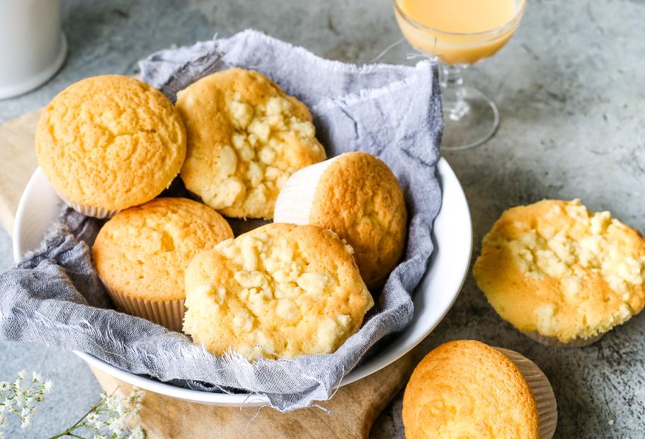 Superschnelle Eierlikör-Muffins mit Streuseln