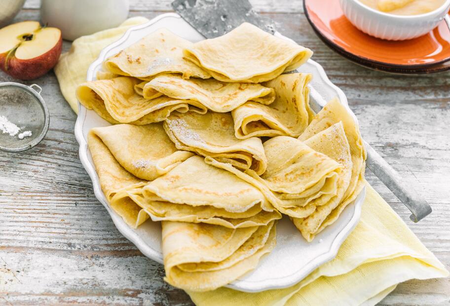 Klassische Pfannkuchen mit Apfelmus