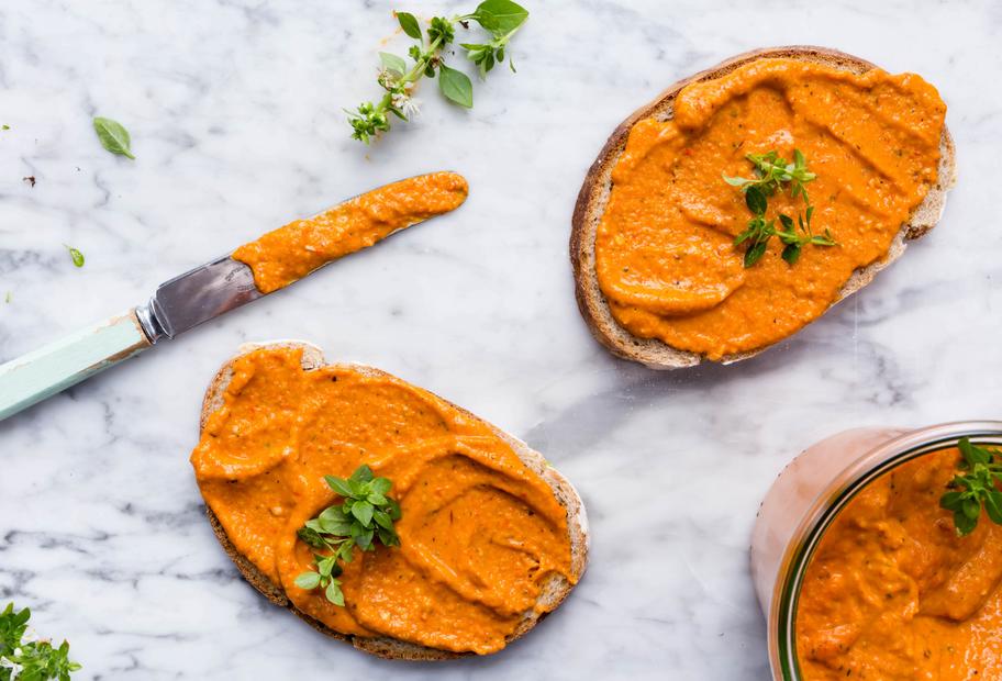 Rotes Röstpaprika-Pesto mit Parmesan