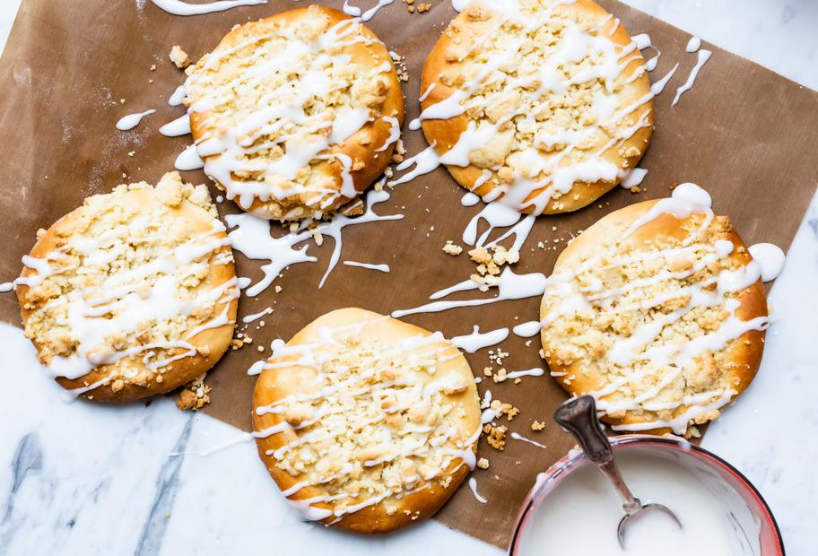 Klassische Streuseltaler mit Zuckerguss