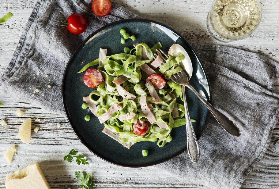 Schnelle Tagliatelle in Schinken-Käsesoße mit Erbsen
