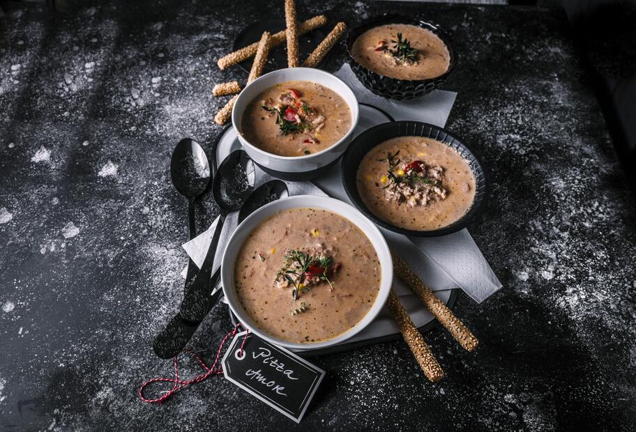 Pizzasuppe mit Hackfleisch und Schmelzkäse