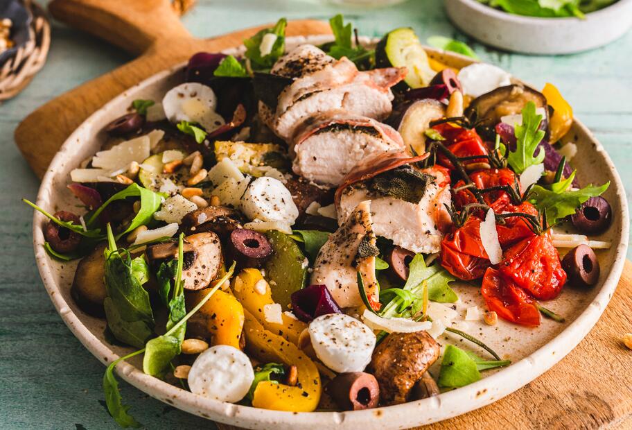 Antipasti-Teller mit Speck-Hähnchen