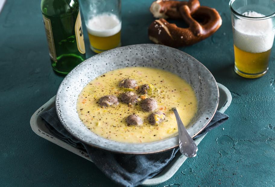 Bier-Cheddar-Suppe mit Fleischklößchen