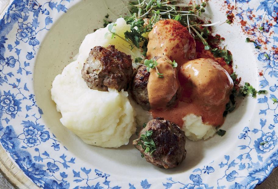 Fleischbällchen mit Püree und Tomatensoße